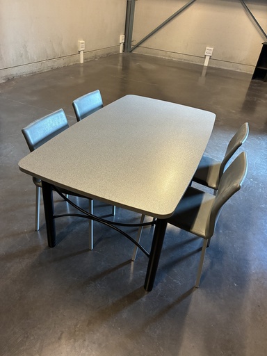 Table (sans chaises) - gratuite